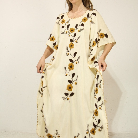 1970s Mexican Kaftan with Gorgeous Floral Embroidery - Picture 7 of 8